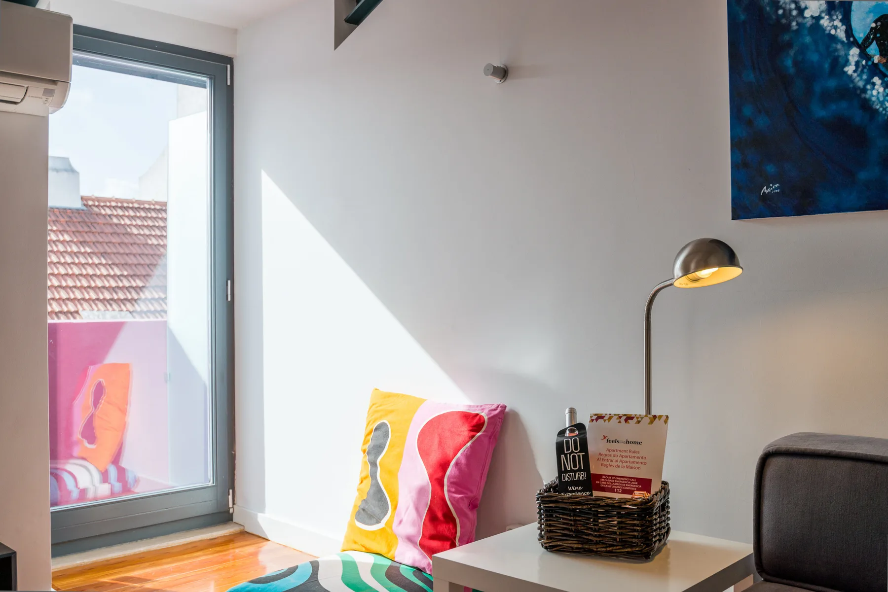 Una luminosa zona de estar con cojines coloridos junto a una ventana amplia.