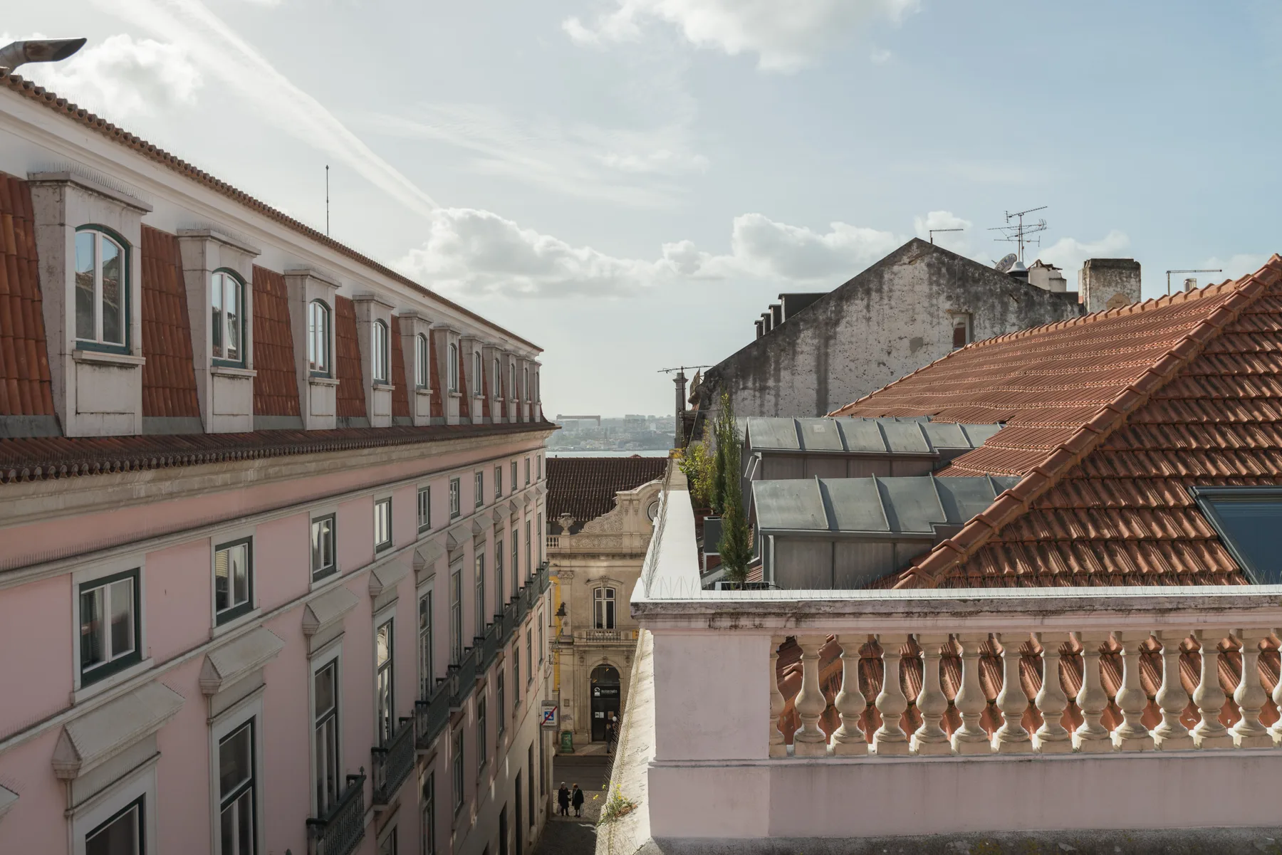 Desde un balcón se ven tejados y edificios cercanos.