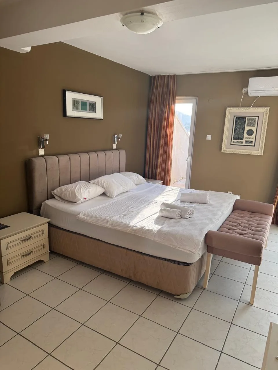 Habitación con dos camas individuales, balcón y vistas a la bahía
