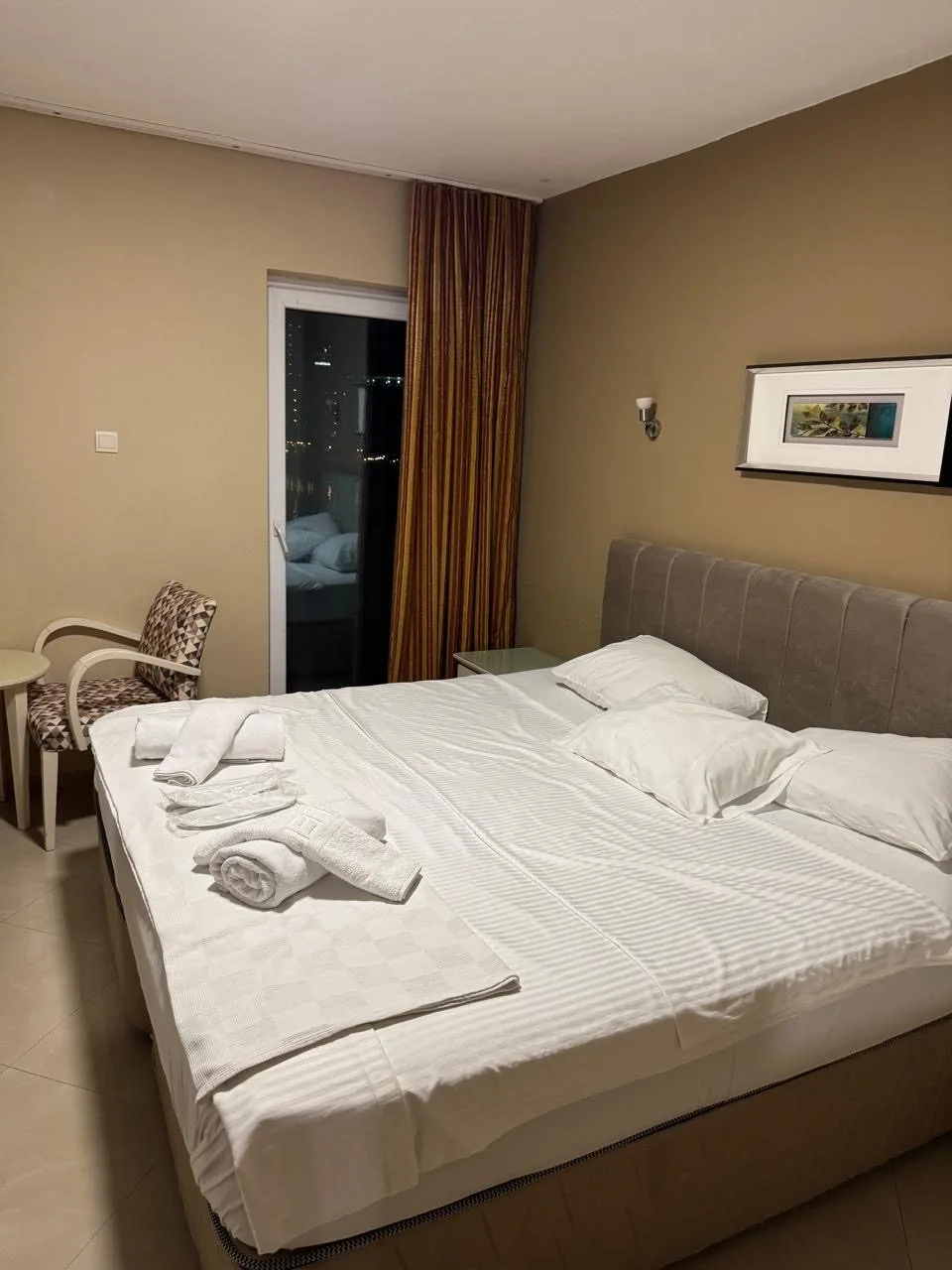 Habitación triple con balcón