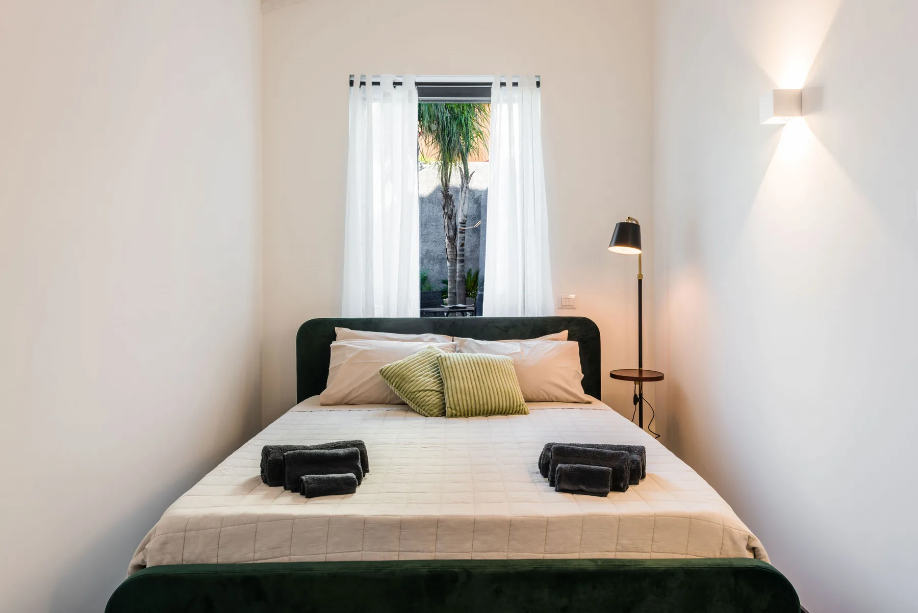 Leone Apartment with Garden