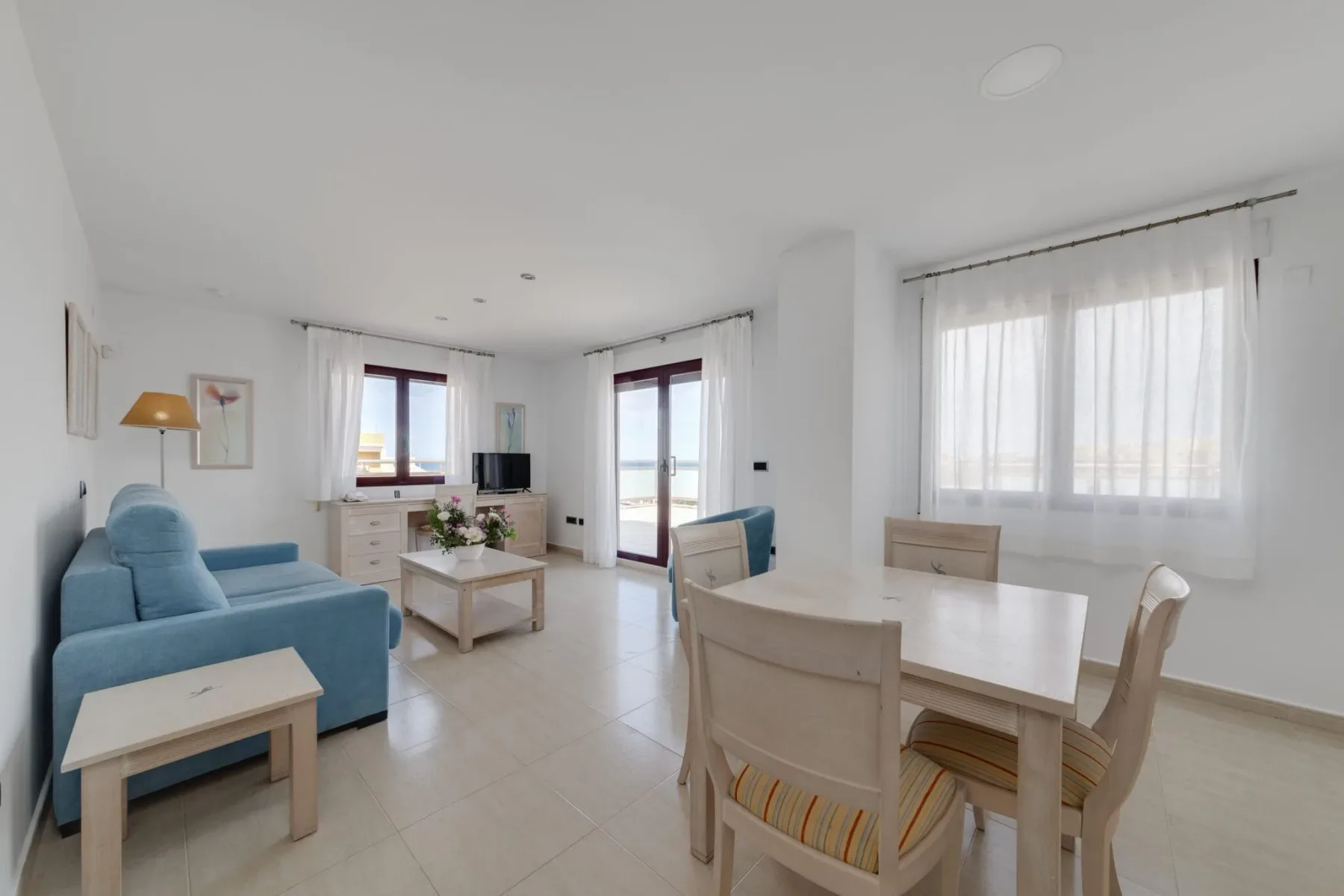 Interior de una suite familiar con vistas al mar.