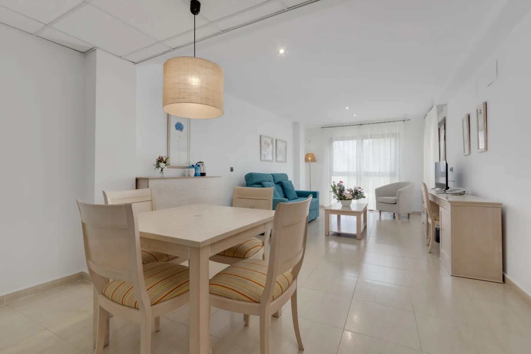 Mesa de comedor y zona de estar de la suite familiar.