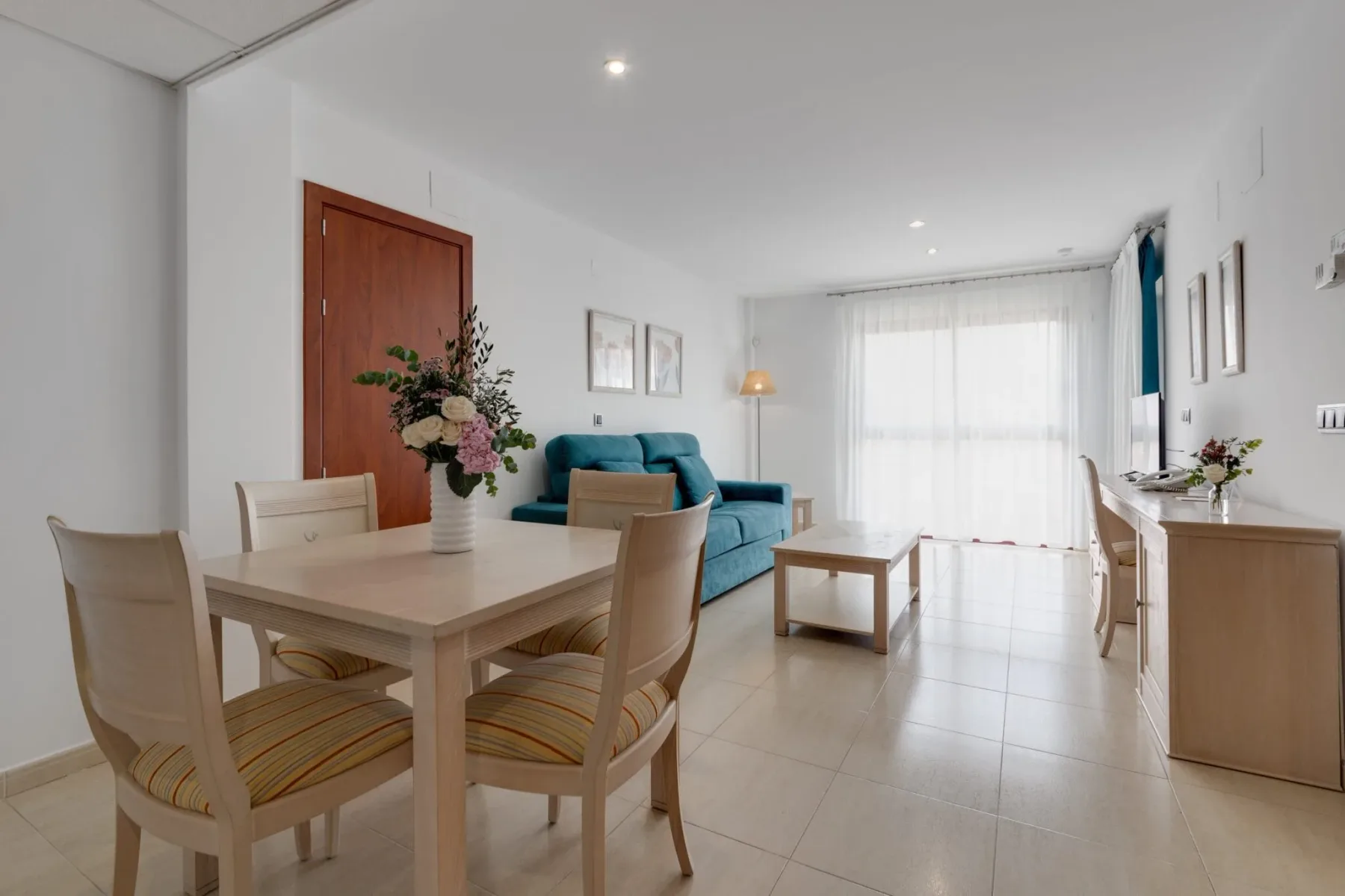 Zona de estar y comedor de la suite junior.