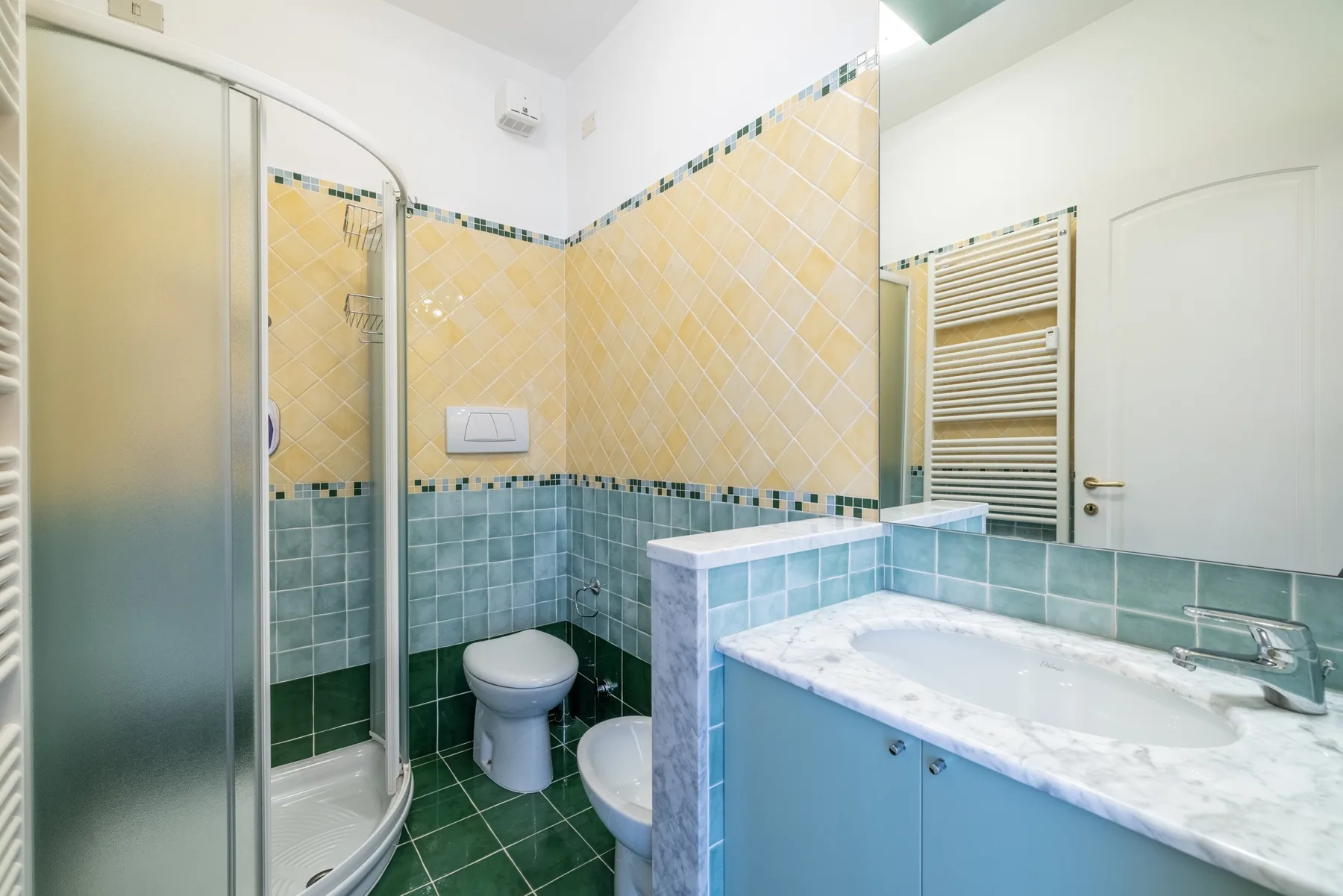 Un baño con azulejos, ducha, inodoro y bañera.