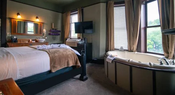 Guest room with Jacuzzi tub