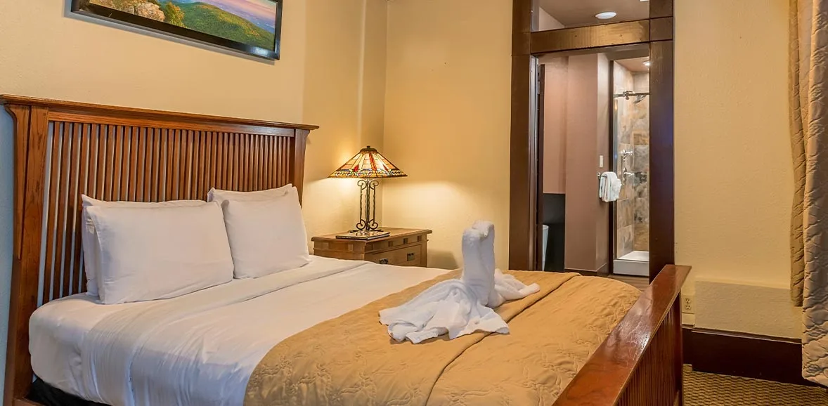 Queen Parlor Suite with Soaking Tub