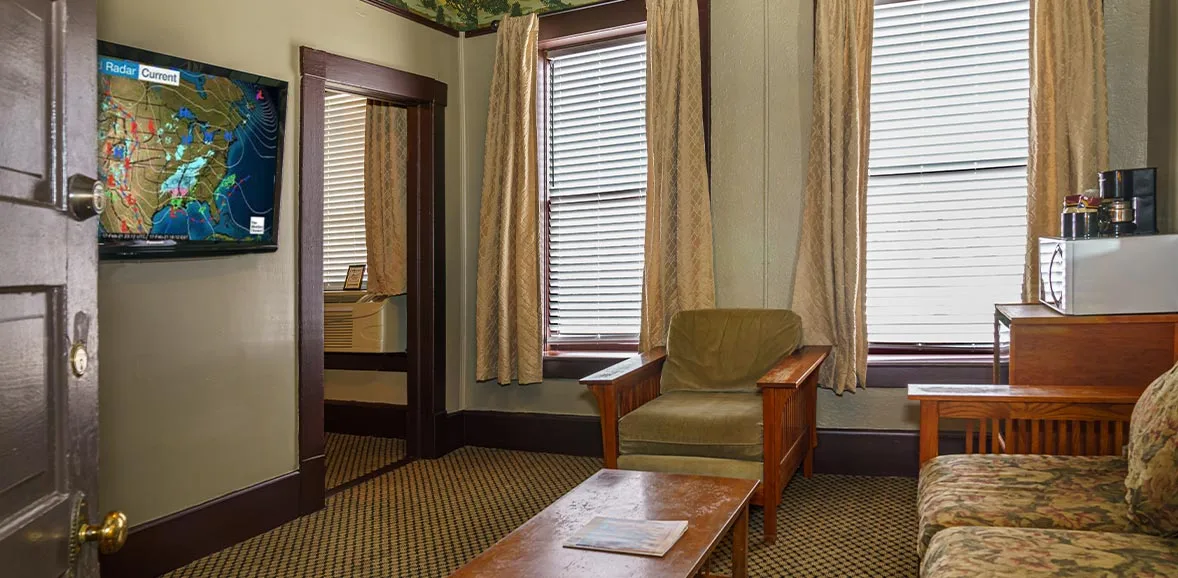 King Parlor Suite with Jacuzzi Tub