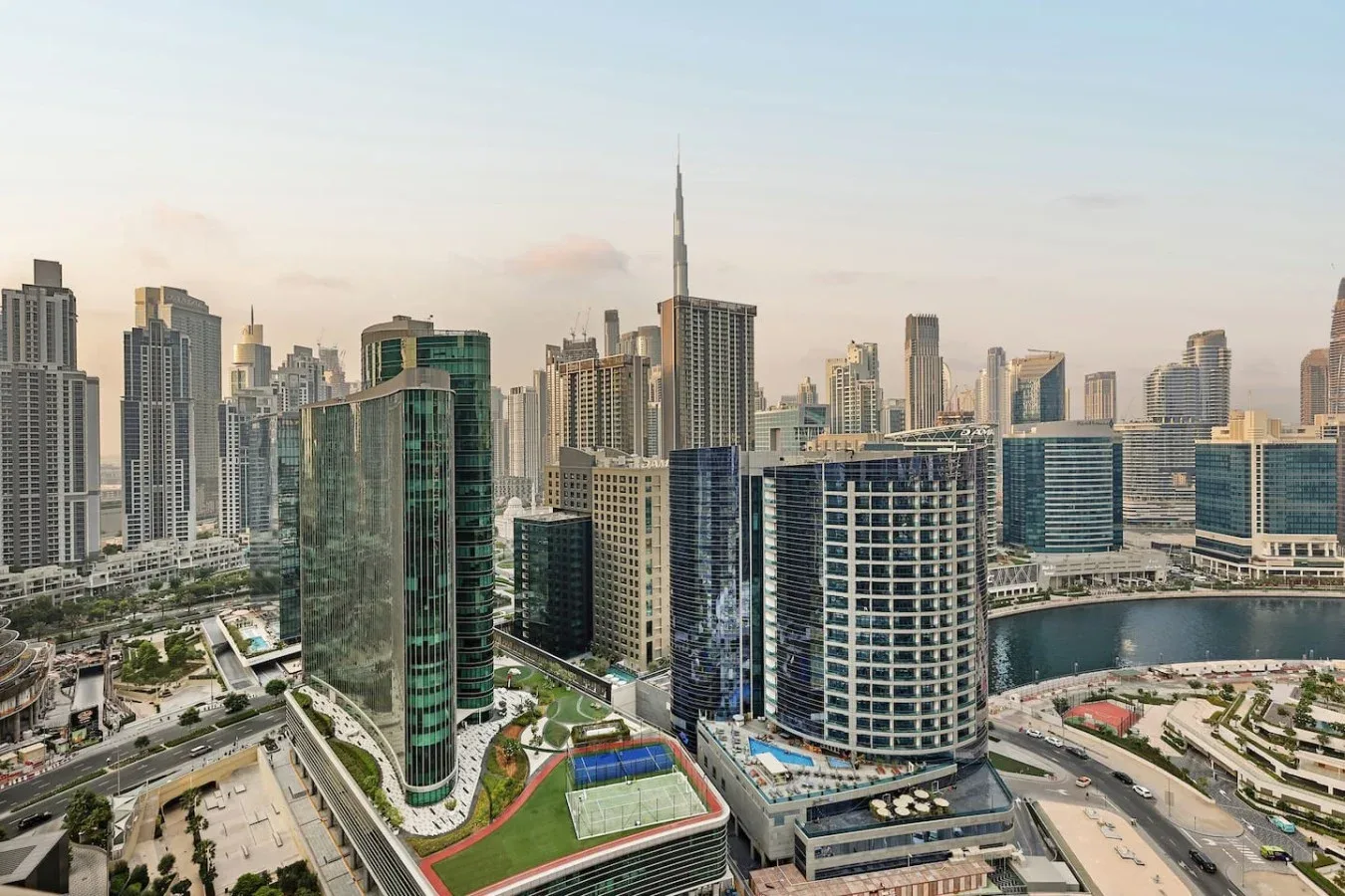 Un horizonte urbano de edificios modernos rodea una zona costera curva.