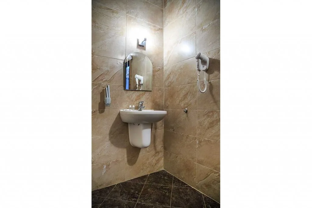 Baño de la habitación estándar