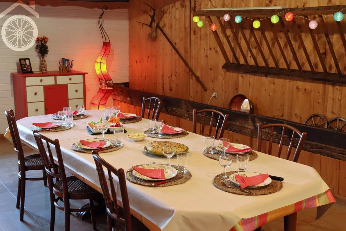 Mesa de comedor para los huéspedes