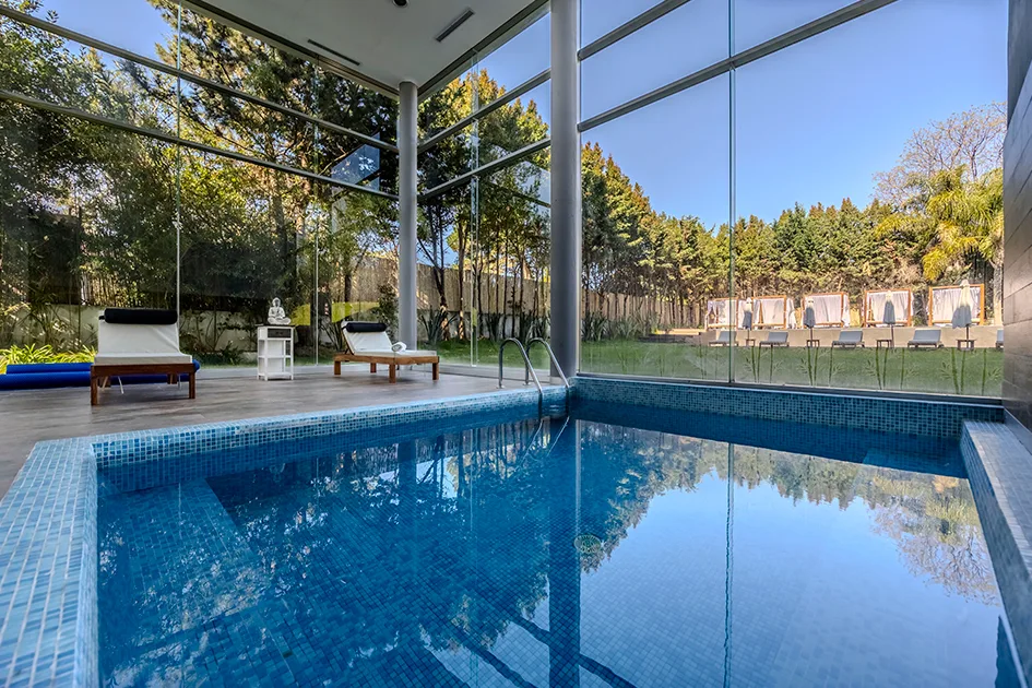 Piscina con tumbonas y sombrillas