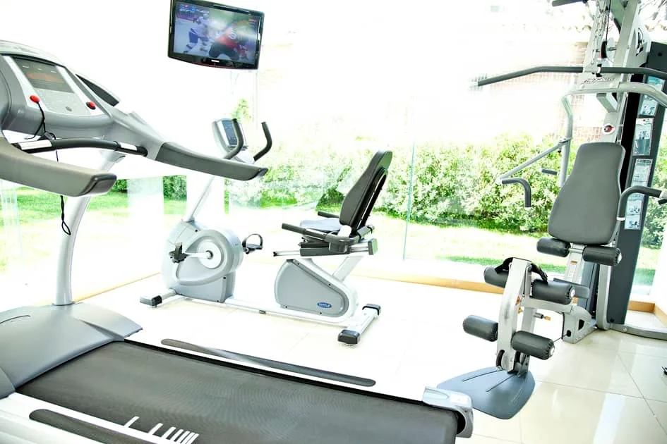 Gimnasio con vistas al jardín