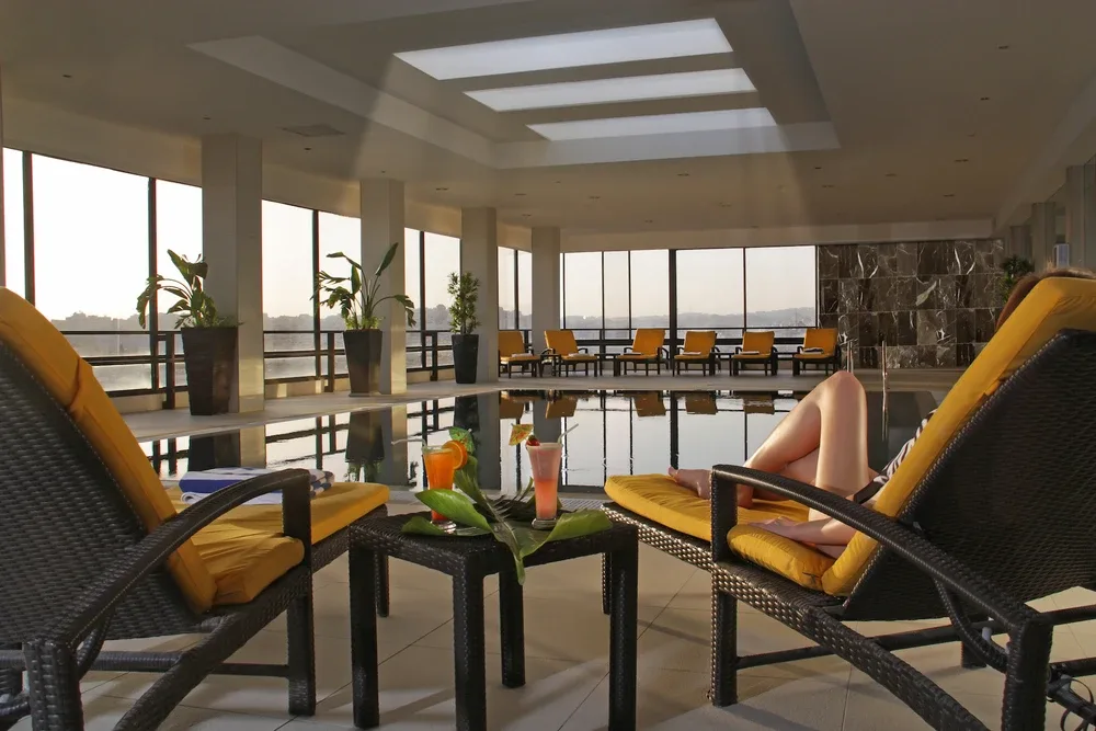 Piscina parcialmente al aire libre