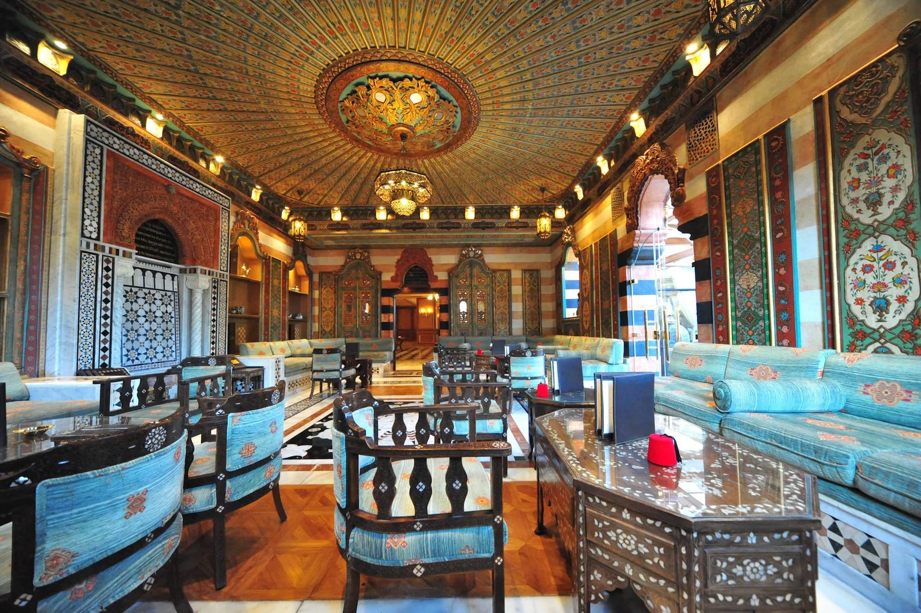 Salón oriental con techo pintado a mano y muebles de nácar