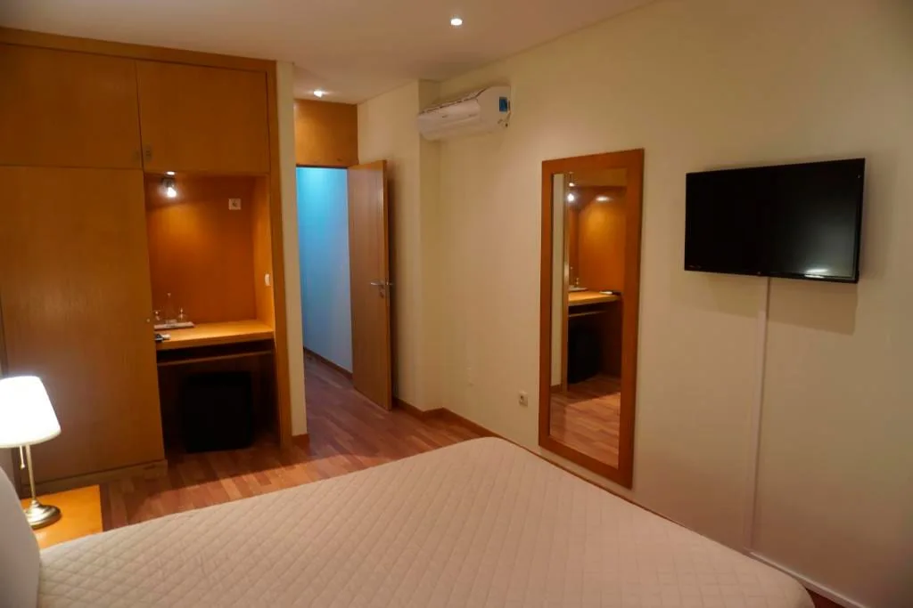 Habitación doble con balcón y vistas a la piscina y al jardín