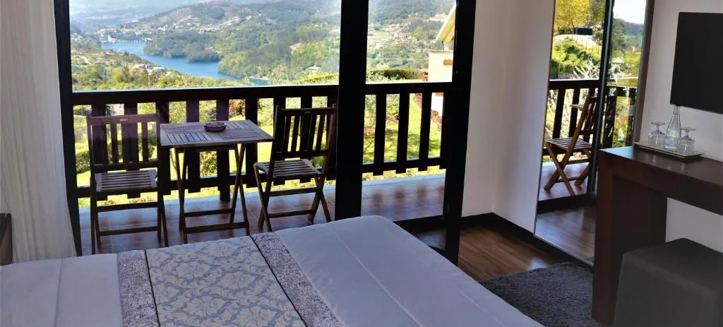 Habitación doble superior con balcón y vistas al río