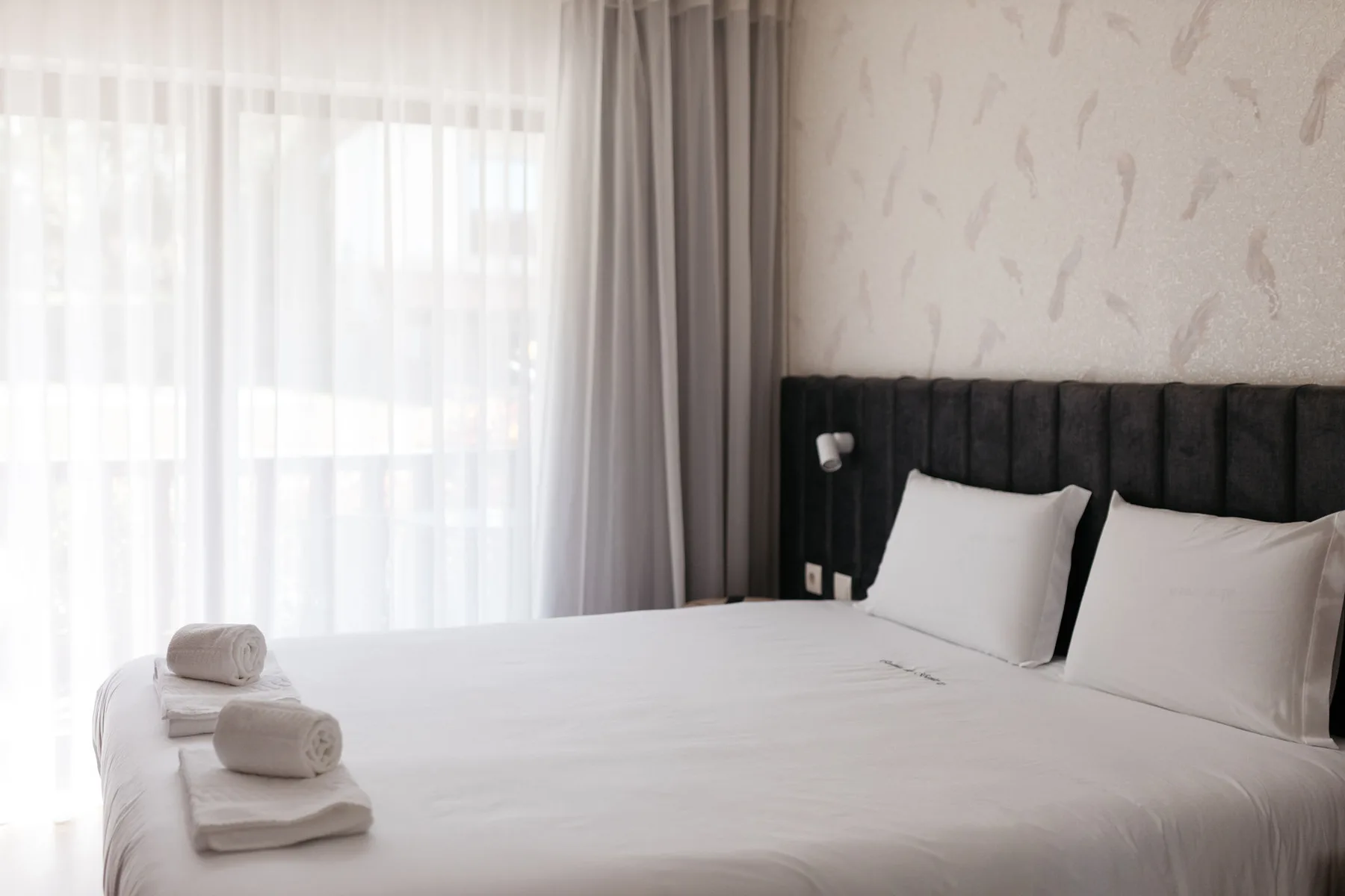 Habitación doble con balcón y vistas a la piscina y al jardín