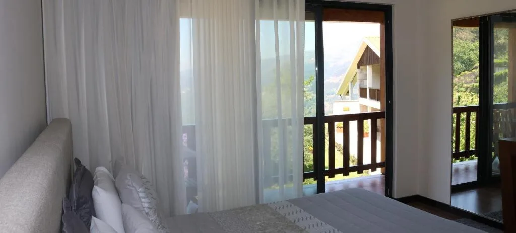 Habitación doble con balcón y vistas a la montaña