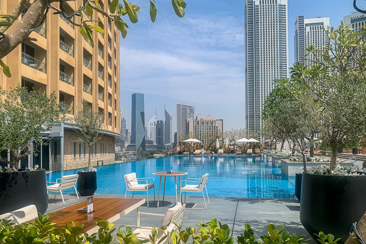 Una piscina en la azotea con asientos ofrece vistas del horizonte urbano.