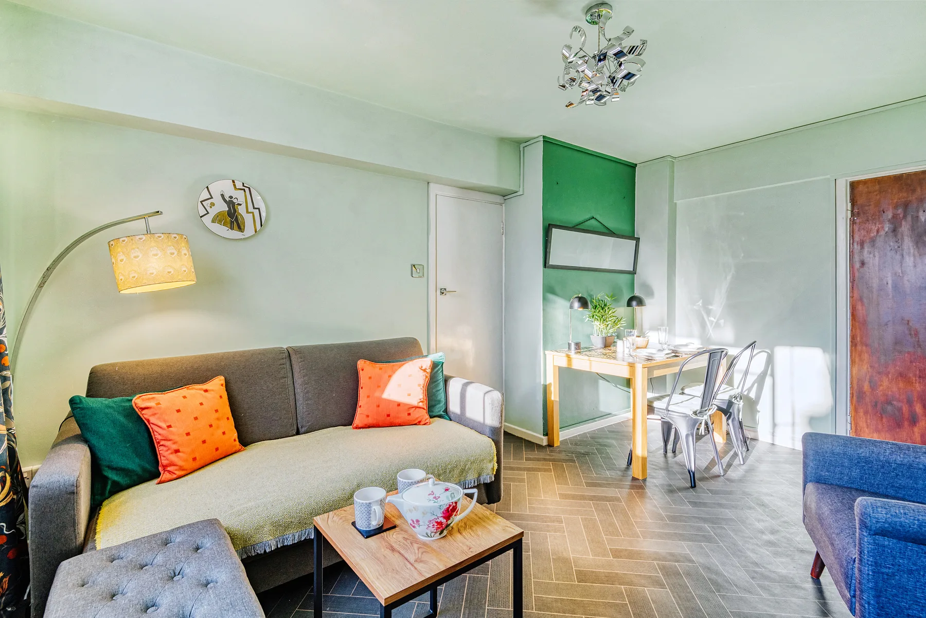 Una sala luminosa con asientos, una mesa de centro y una mesa de comedor.