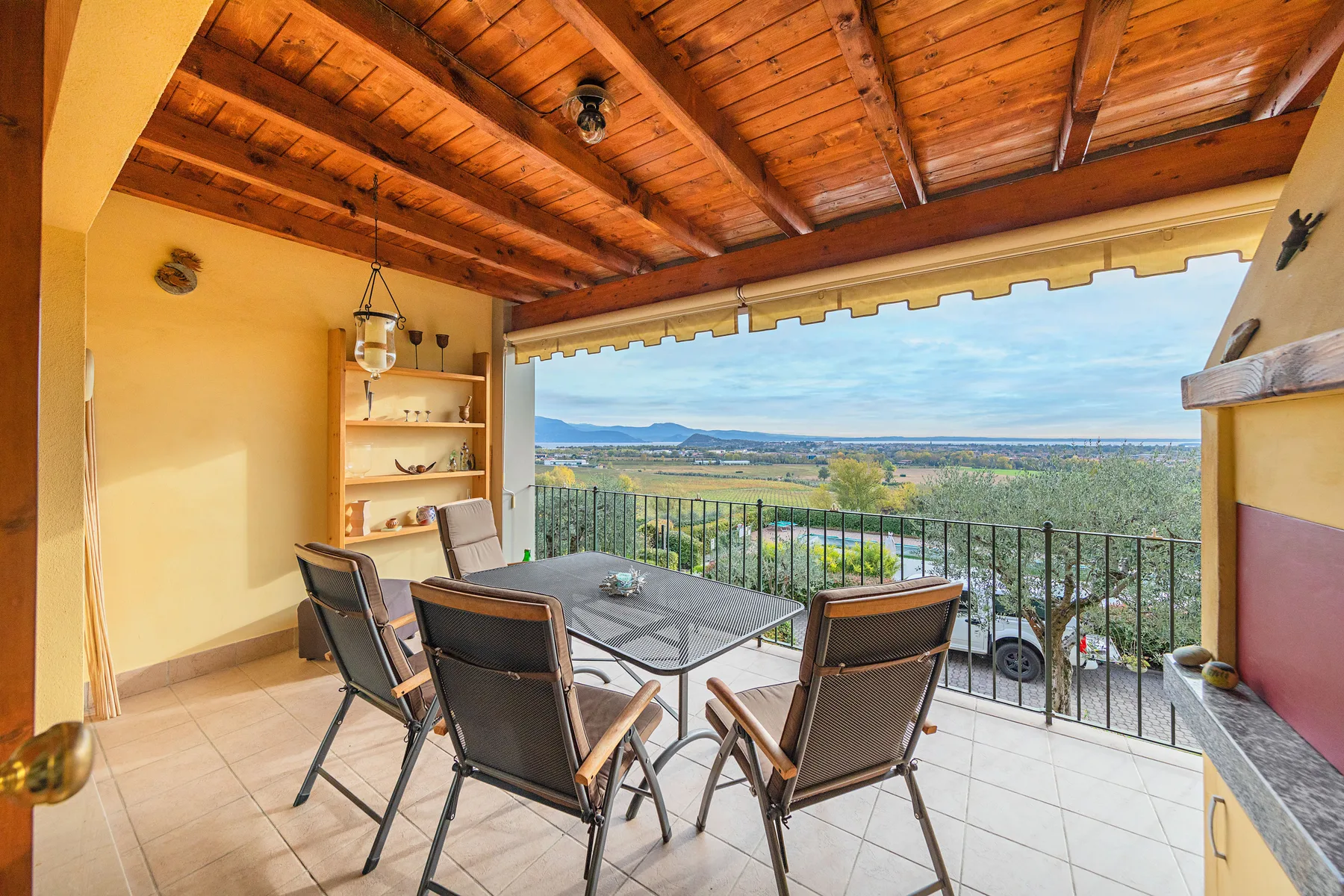 Una terraza cubierta con asientos al aire libre ofrece vistas a un paisaje amplio.