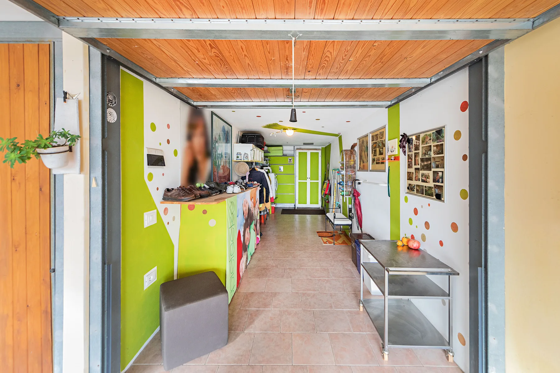 Una colorida zona de recepción con mostrador, paredes verdes y estantes de exhibición.
