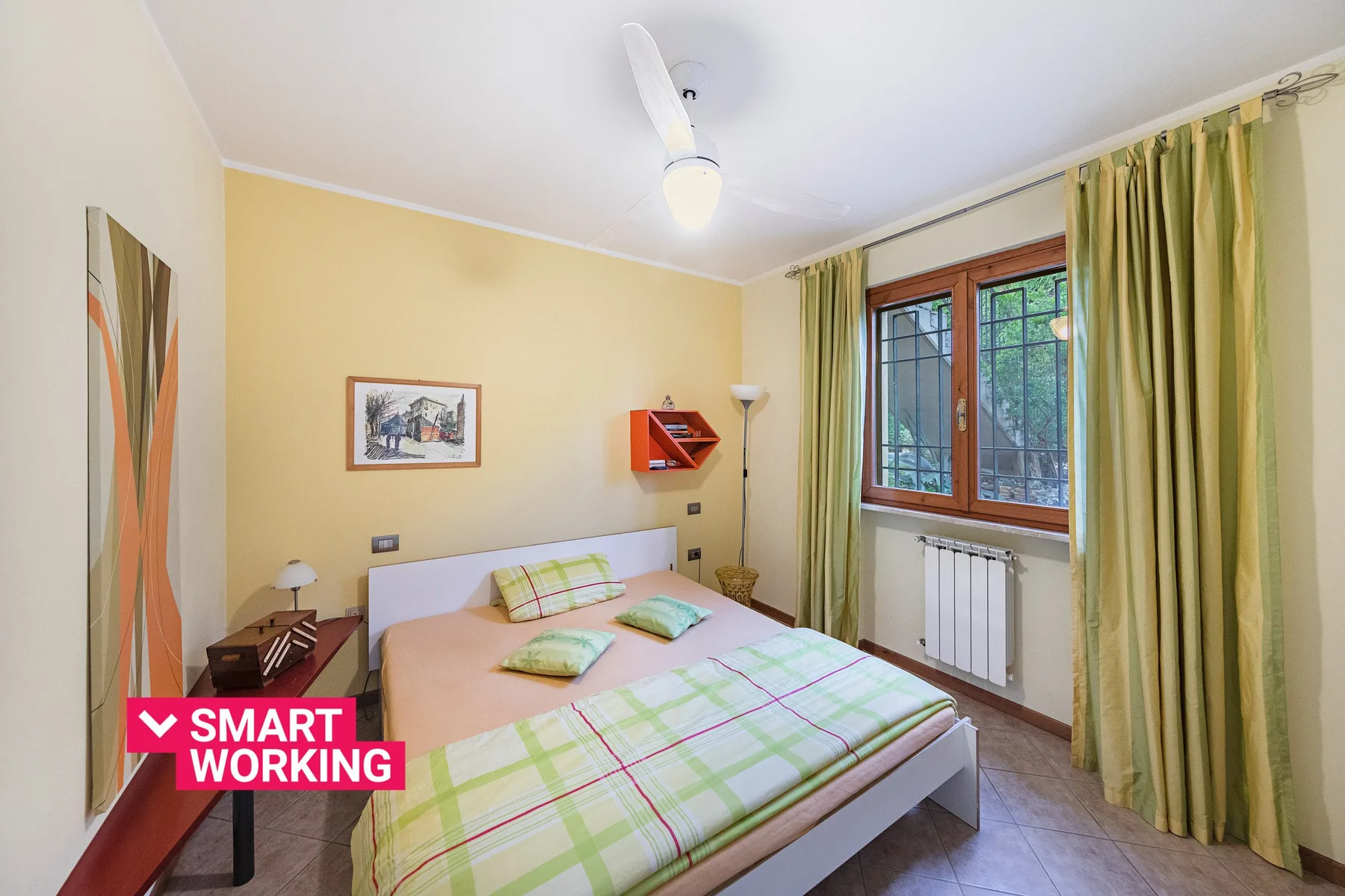 Un dormitorio con una cama doble, cortinas verdes y una ventana.