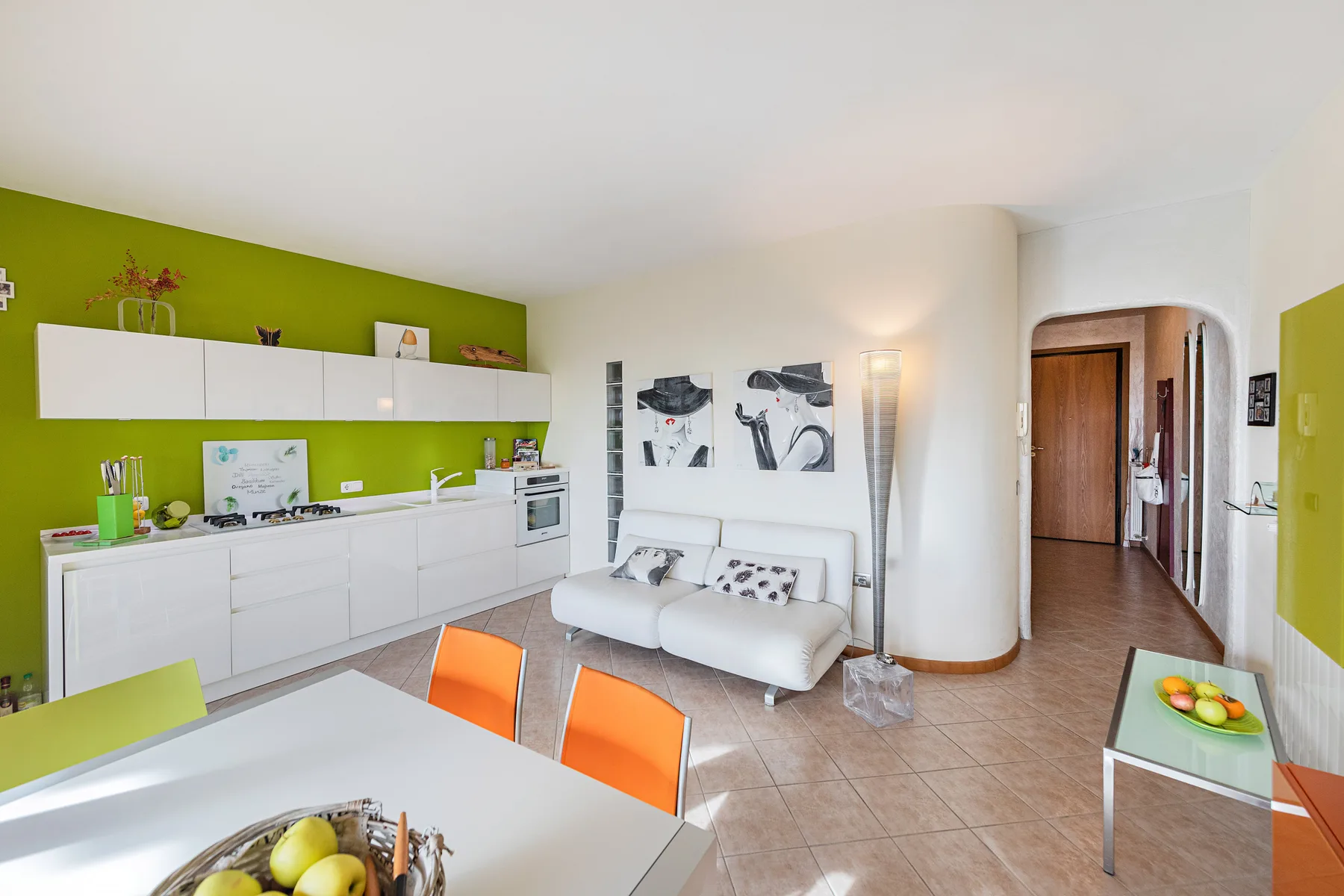 Una luminosa cocina-comedor abierta con una pequeña zona de estar.