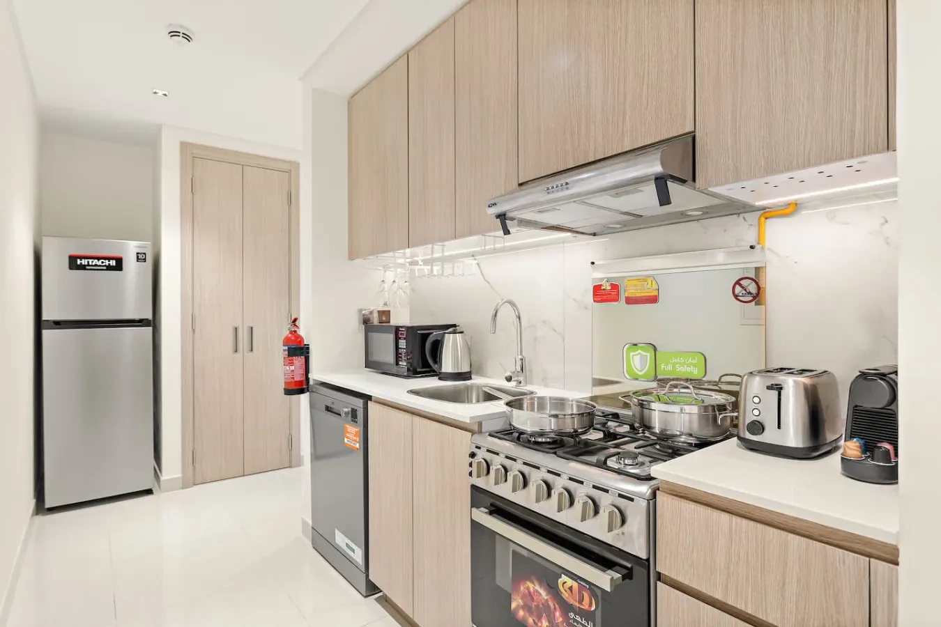 Una cocina luminosa con gabinetes de madera, una estufa y un refrigerador.
