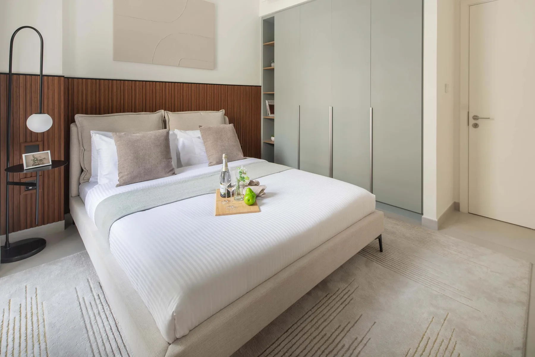 Un dormitorio con una cama bien tendida y armarios empotrados.