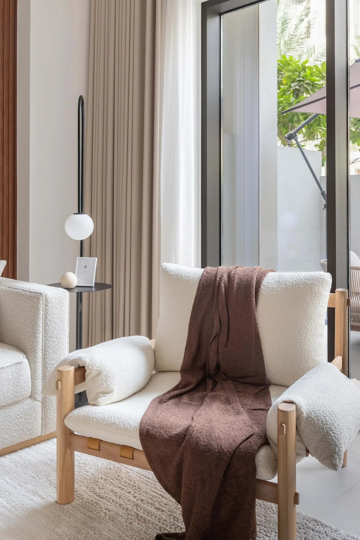 Una sala luminosa con asientos tapizados junto a una ventana grande.
