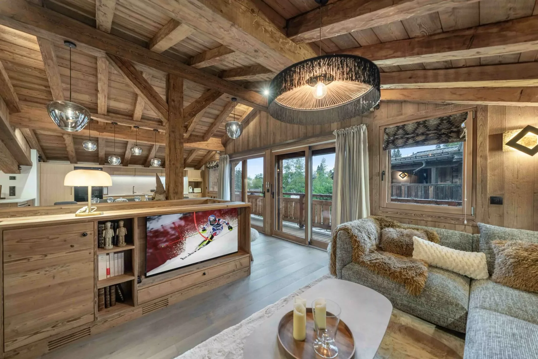 Una sala revestida de madera con una barra, asientos y puertas de vidrio.
