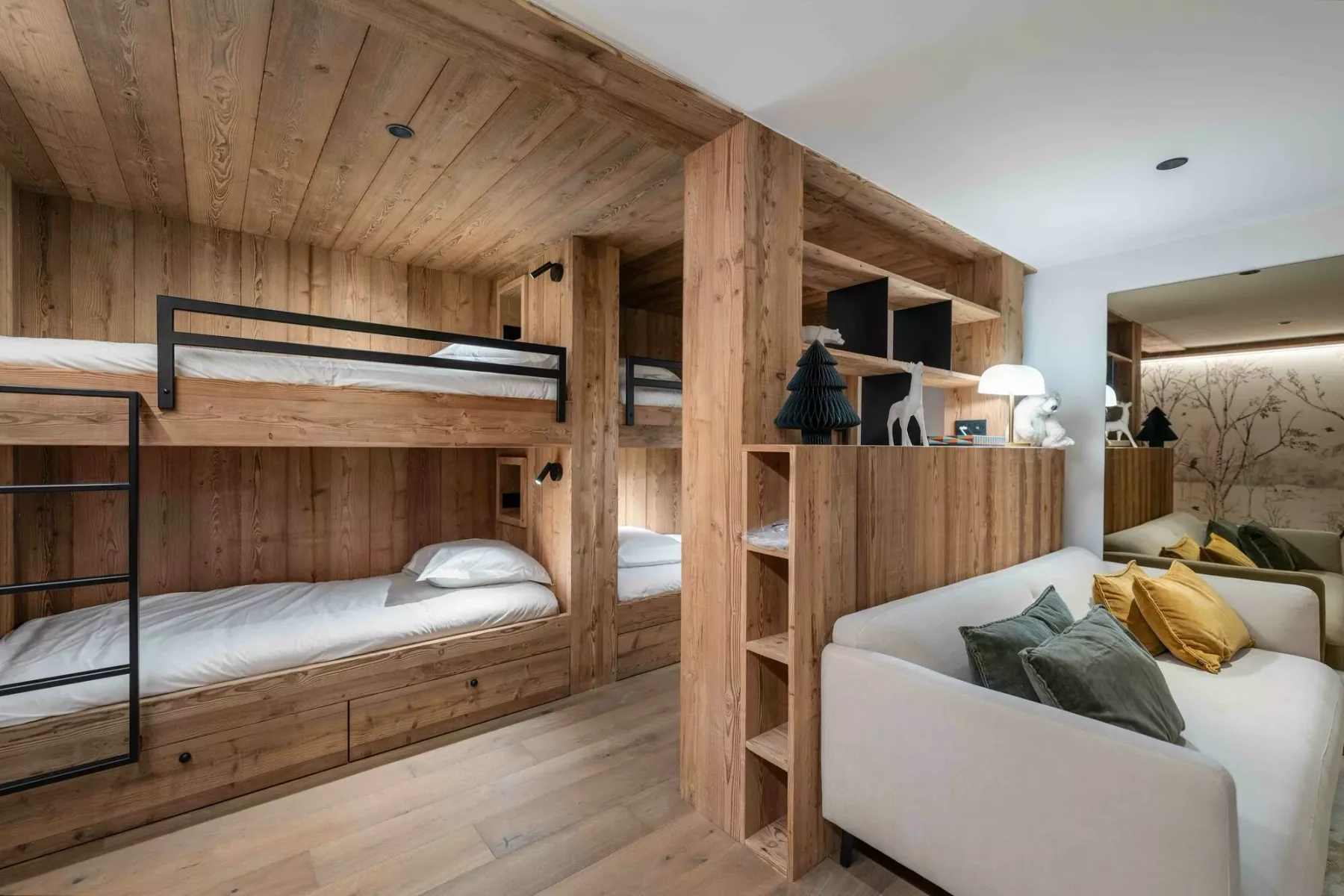 Un dormitorio revestido de madera con literas y una zona de estar.