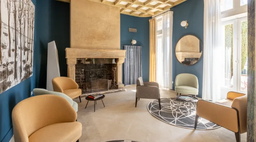 Salón del hotel junto a la chimenea