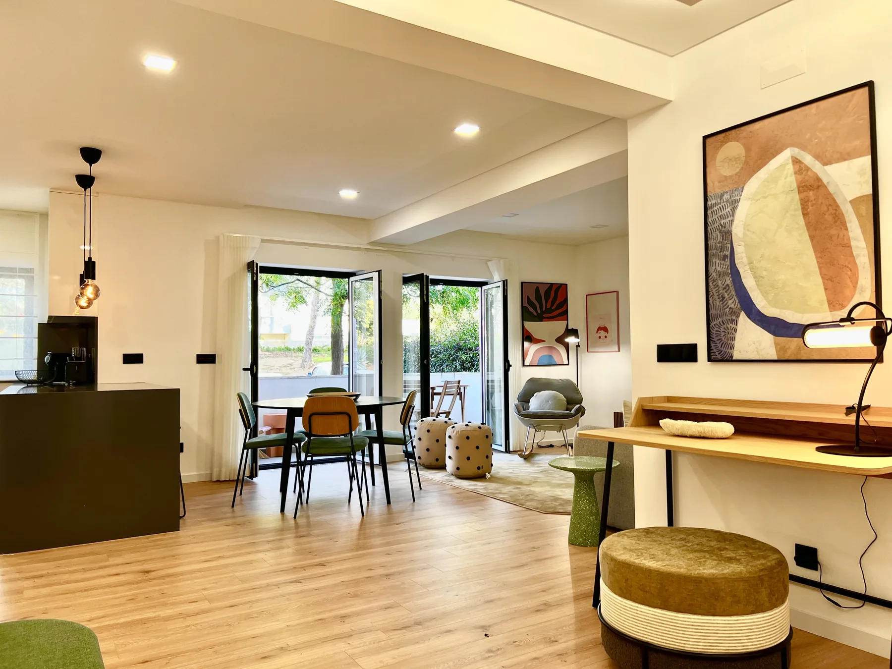 Una luminosa sala de estar y comedor diáfana, con asientos y grandes puertas acristaladas.