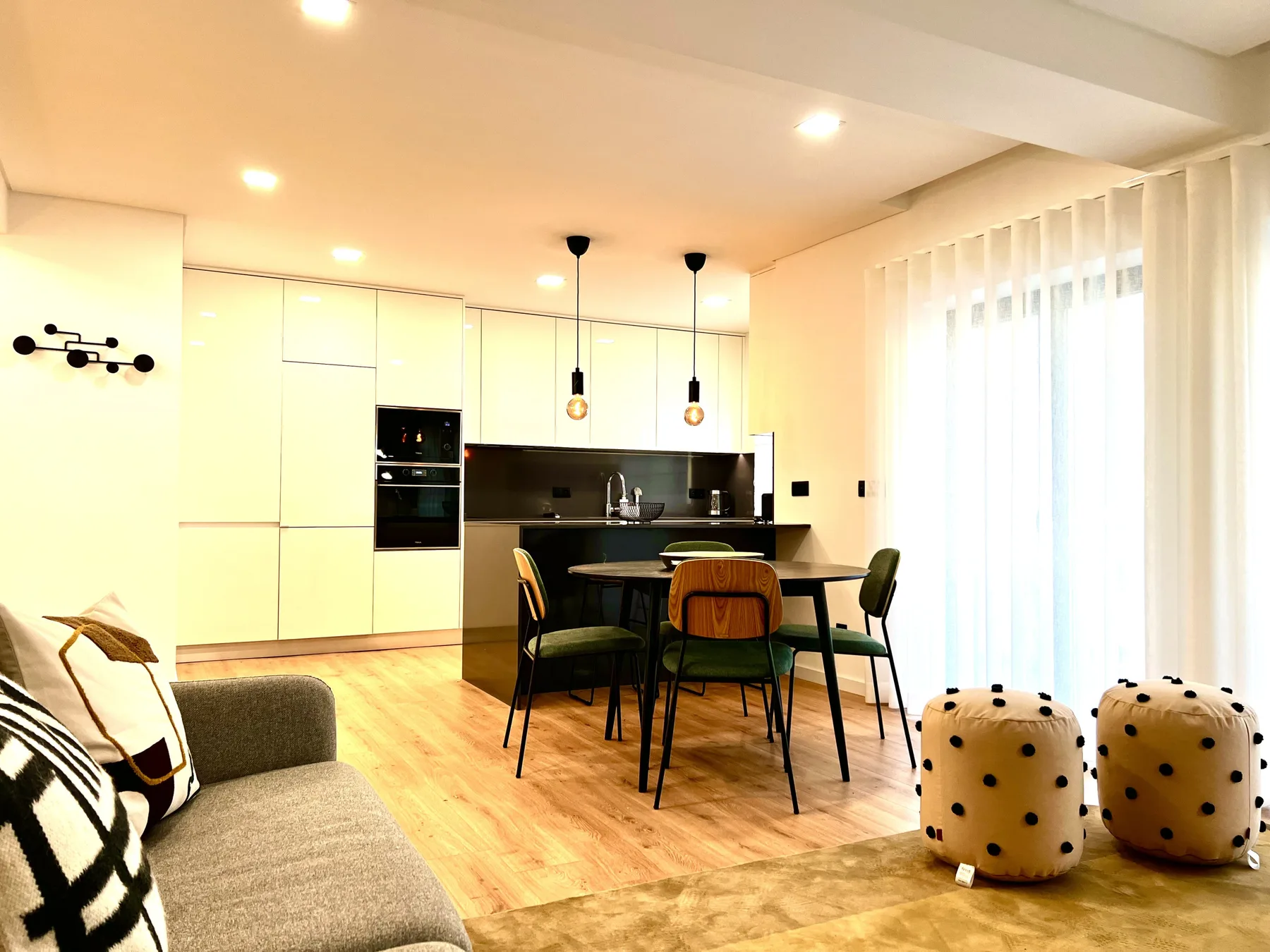 Una luminosa sala de estar y comedor de planta abierta con mesa y asientos.