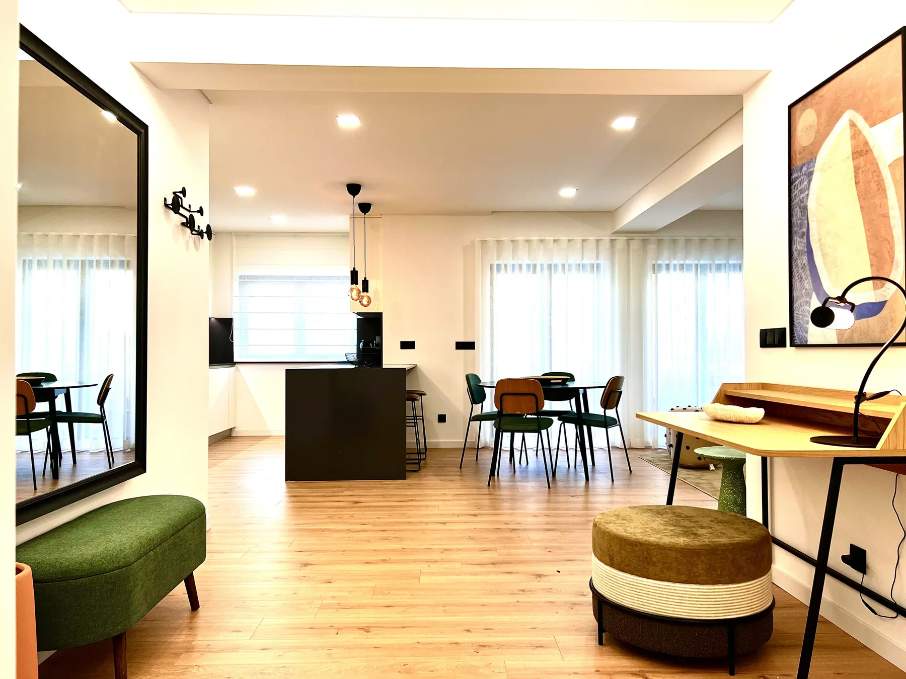 Sala-comedor de planta abierta con barra de cocina y asientos.