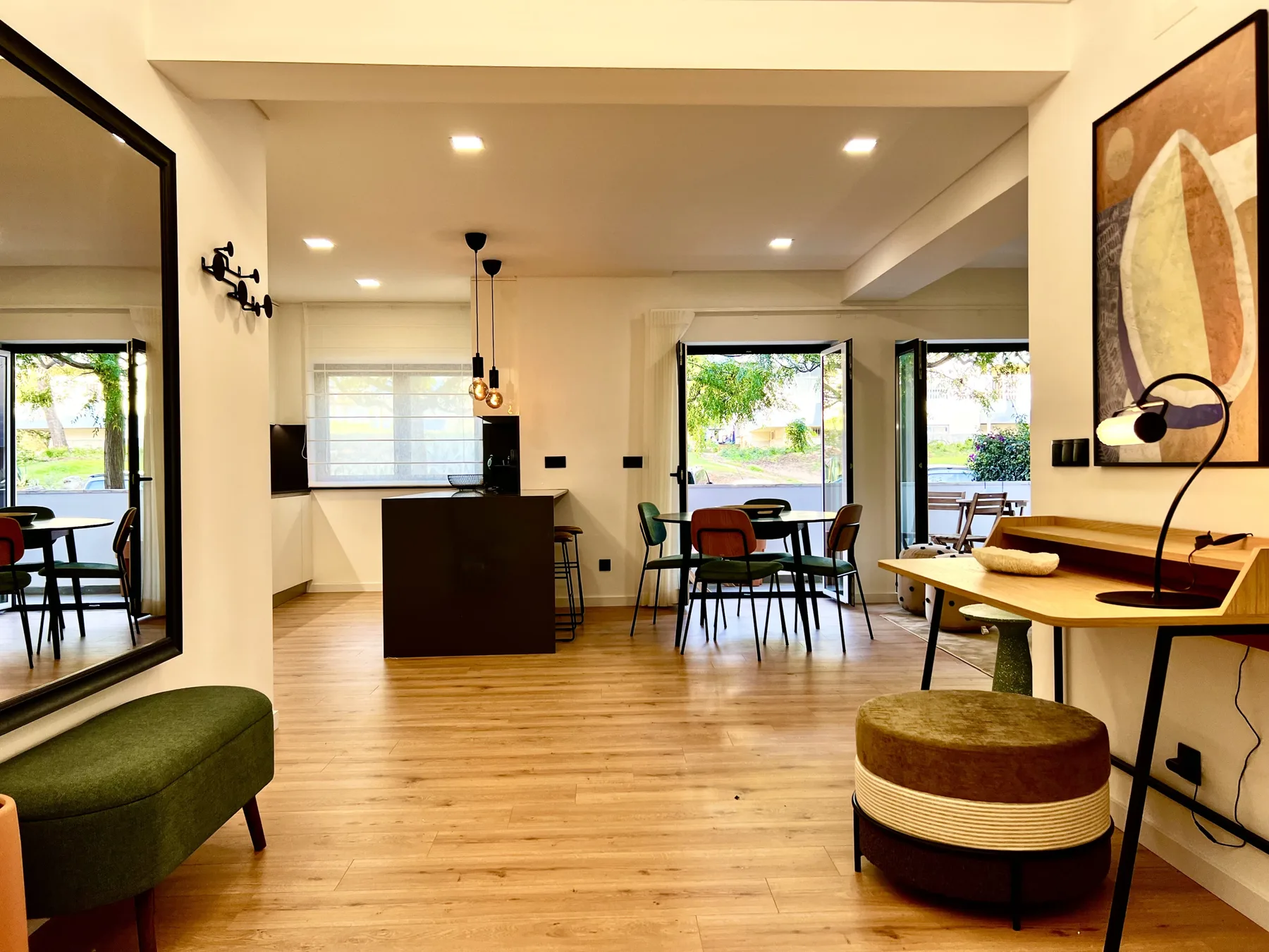 Una sala-comedor de planta abierta con una barra de cocina y ventanas.