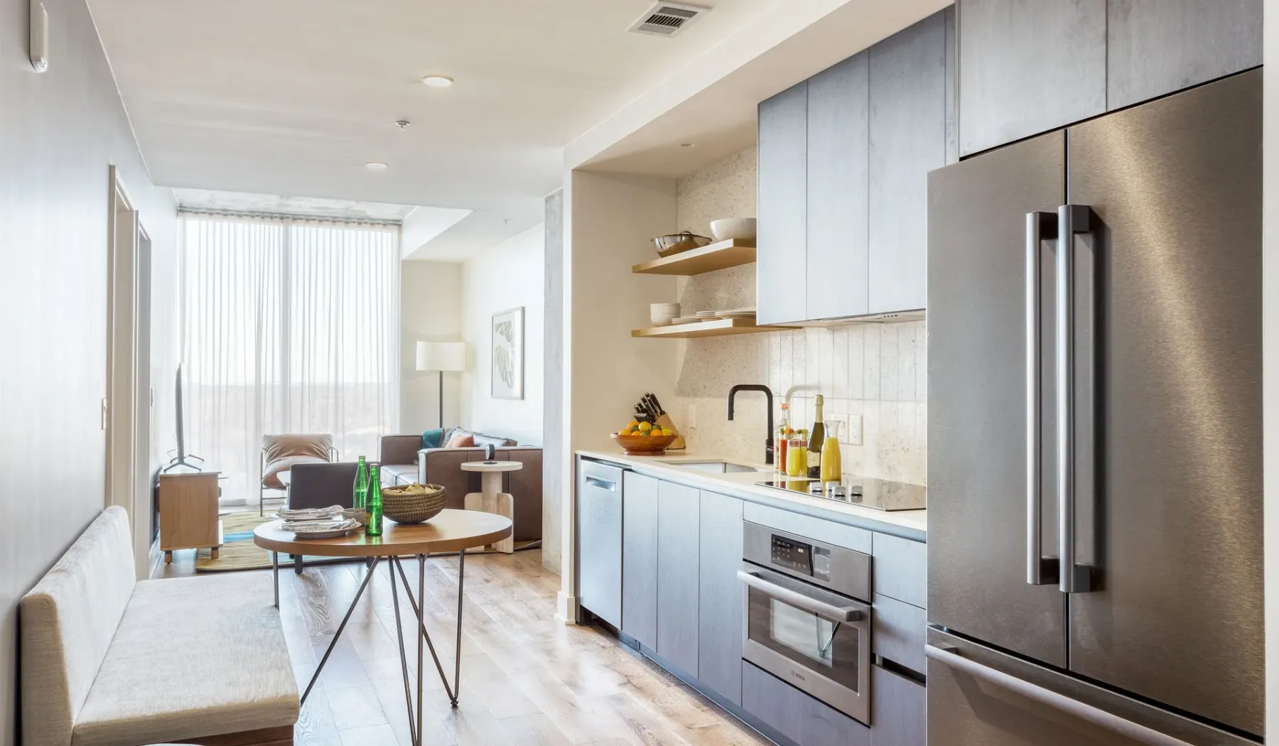Una luminosa cocina abierta al salón, con una mesa de comedor.