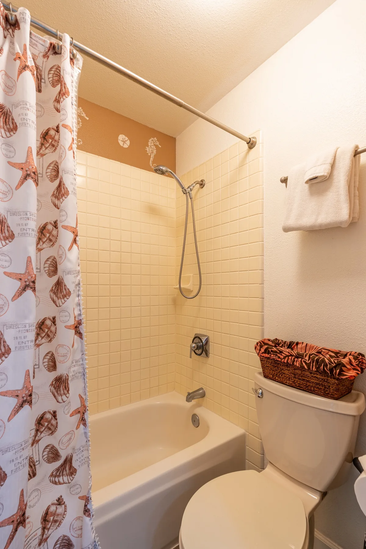 Un baño con bañera, ducha e inodoro.
