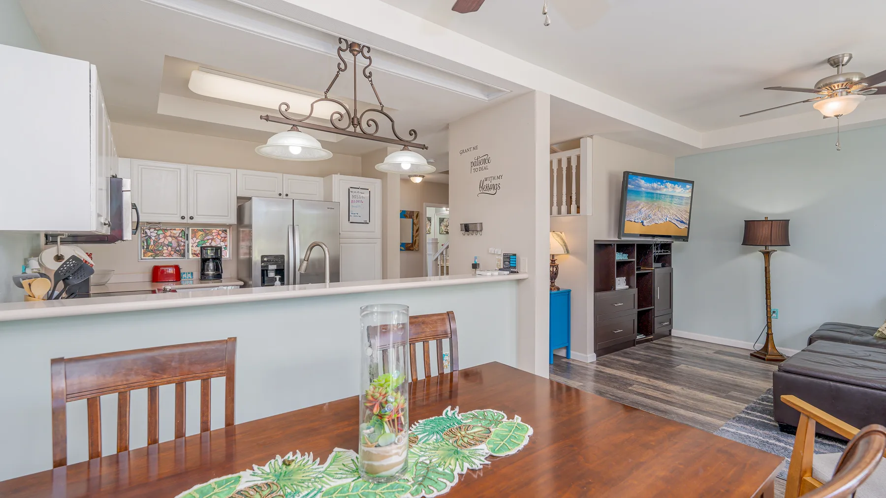 Una sala de estar abierta con una barra de cocina y una mesa de comedor.