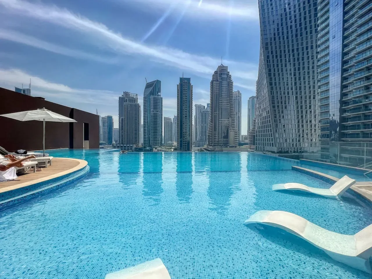 Una piscina en la azotea ofrece vistas de varios edificios altos.