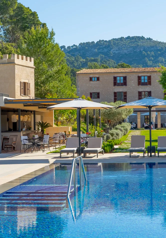 Piscina y jardines del hotel