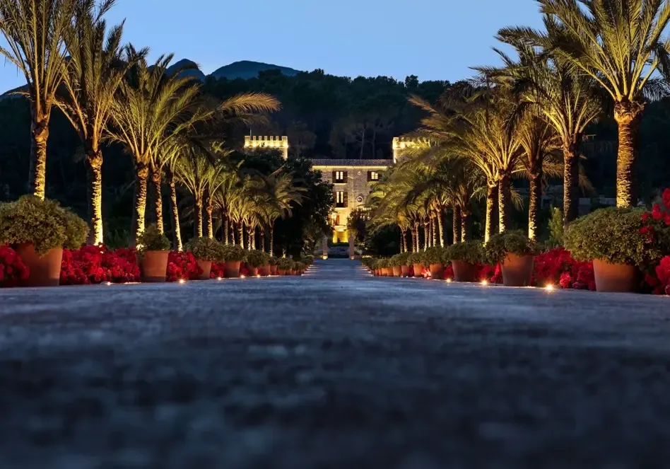 Entrada del hotel por la noche