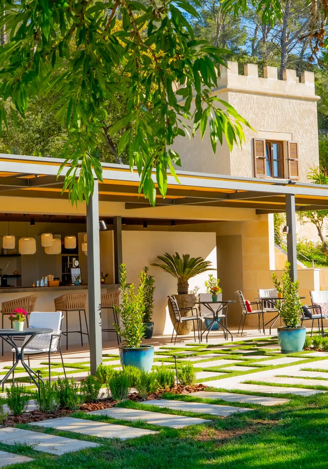 Zona de piscina y bar del hotel