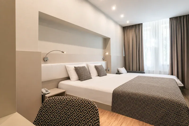 Habitación doble deluxe con sofá cama en el Hotel Ametyst Prague