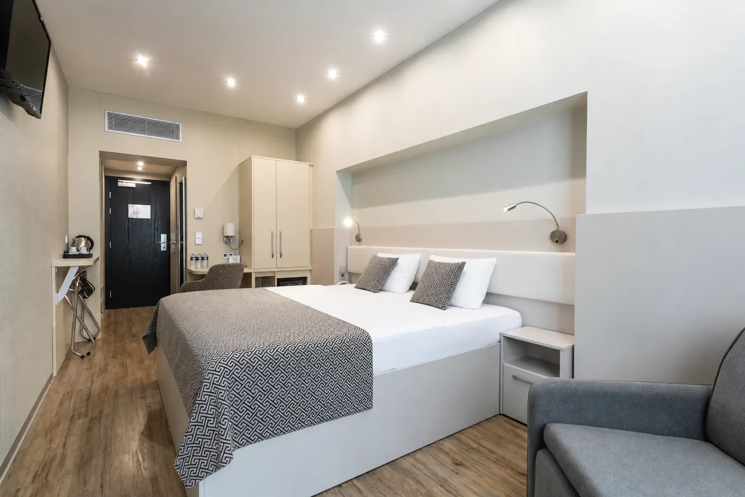 Habitación doble deluxe con sofá cama — vista de toda la habitación