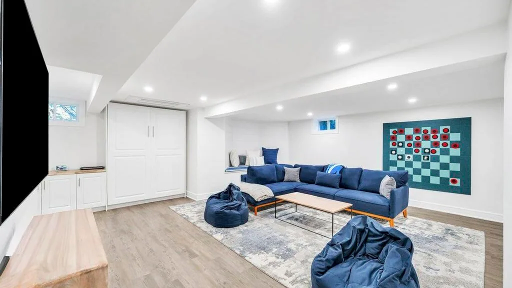 Una sala luminosa con asientos azules y un gran tapiz estampado en la pared.