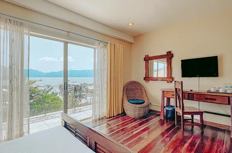 Balcón de la habitación deluxe con vistas al mar